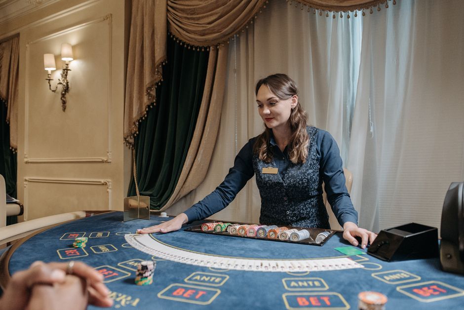 15 Euro Bonus ohne Einzahlung Casino August 2026: Eingangshalle eines Casinos — Symbolbild für Kontoeröffnung und Identitätsprüfung