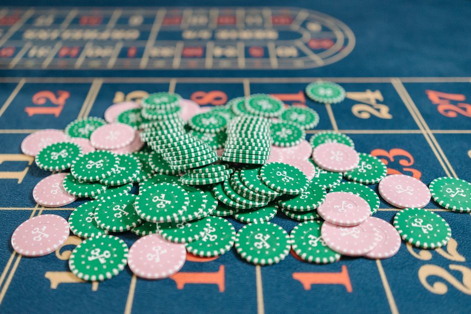15 Euro Bonus ohne Einzahlung Casino August 2026: Jetons und Bargeld am Spieltisch — Symbolbild für Ein- und Auszahlung im Online Casino