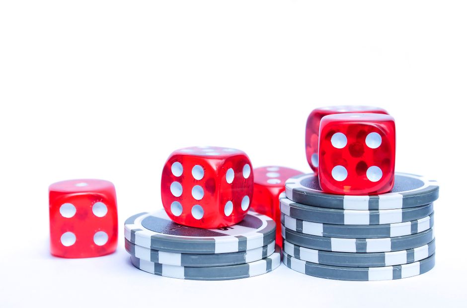15 Euro Bonus ohne Einzahlung Casino August 2026: gestapelte Casino-Jetons auf dem Filzteppich — Symbolbild für Umsatzbedingungen und Bonusregeln