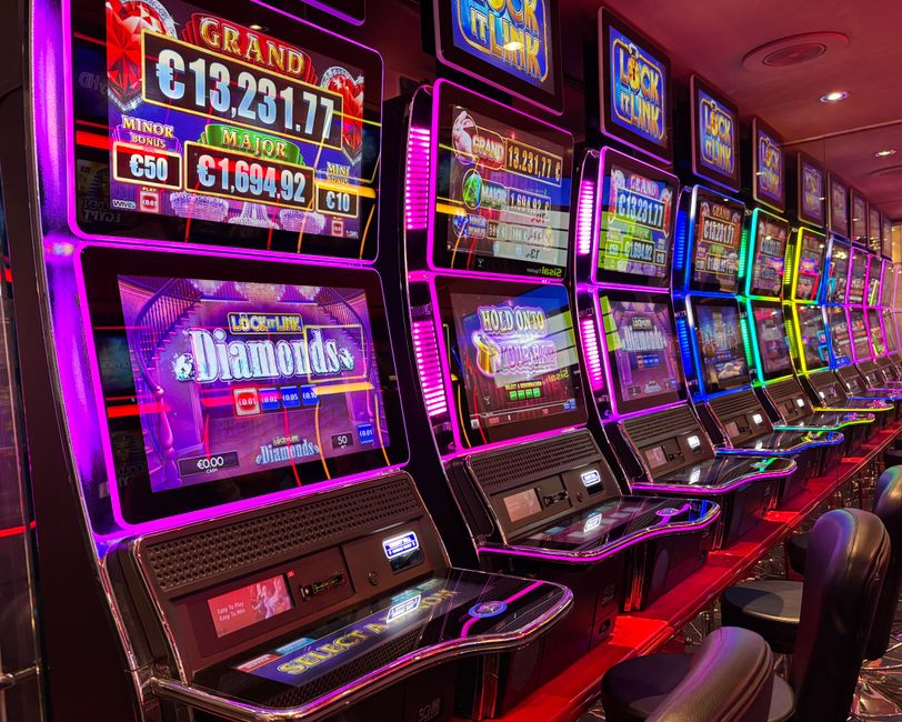 15 Euro Bonus ohne Einzahlung Casino August 2026: abgedunkelter Casinosaal ohne Spielbetrieb — Symbolbild für Pause und verantwortungsvolles Spielen