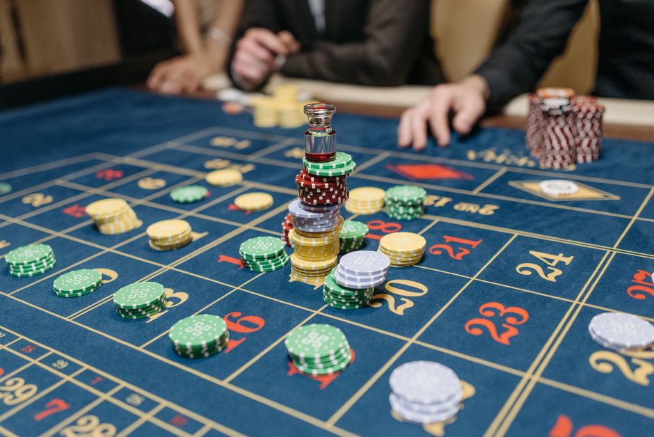 15 Euro Bonus ohne Einzahlung Casino August 2026: Roulette-Kessel und Jetons auf einem Casinotisch — Symbolbild zum Bonusvergleich ohne Einzahlung